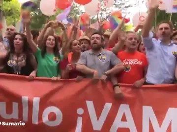 Los representantes del Ciudadanos salen escoltados de la marcha del Orgullo en Madrid Los representantes del Ciudadanos salen escoltados de la marcha del Orgullo en Madrid