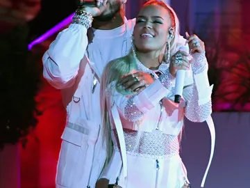 Karol G y Anuel en un concierto Karol G y Anuel en un concierto