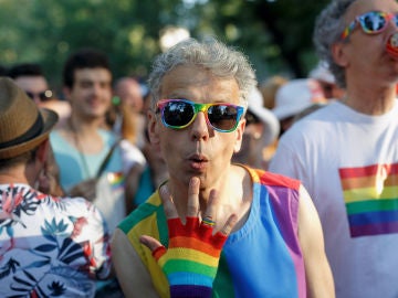 Un hombre celebrando el Orgullo LGTBI