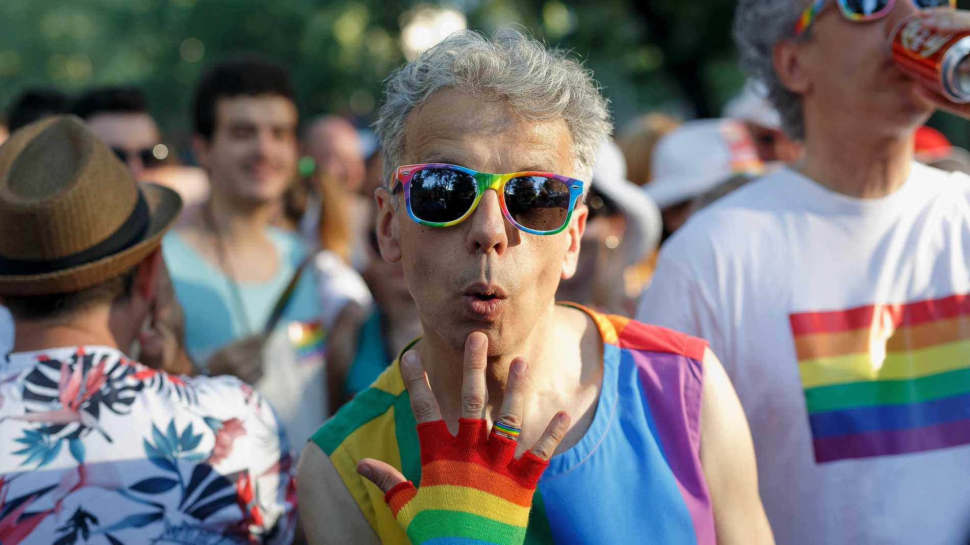 Un hombre celebrando el Orgullo LGTBI Un hombre celebrando el Orgullo LGTBI