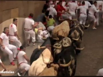Las cámaras de Antena 3 Noticias captan a corredores de San Fermín grabando desde dentro de los encierros