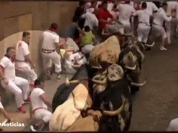Las cámaras de Antena 3 Noticias captan a corredores de San Fermín grabando desde dentro de los encierros Las cámaras de Antena 3 Noticias captan a corredores de San Fermín grabando desde dentro de los encierros