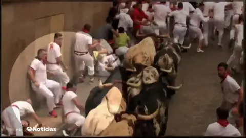 Las cámaras de Antena 3 Noticias captan a corredores de San Fermín grabando desde dentro de los encierros Las cámaras de Antena 3 Noticias captan a corredores de San Fermín grabando desde dentro de los encierros