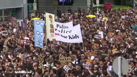 Miles de hongkoneses vuelven a salir a las calles para exigir la retirada definitiva de la ley de extradicción Miles de hongkoneses vuelven a salir a las calles para exigir la retirada definitiva de la ley de extradicción