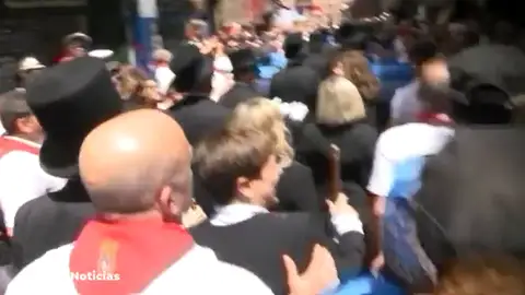 Gritos e insultos en Pamplona en contra del nuevo alcalde de Navarra Suma Gritos e insultos en Pamplona en contra del nuevo alcalde de Navarra Suma
