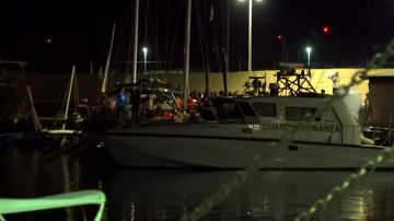 Un barco con más de 40 inmigrantes a bordo atraca en la isla de Lampedusa desafiando las órdenes de Salvini