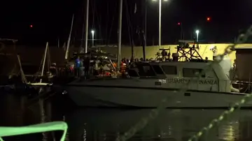 Un barco con más de 40 inmigrantes a bordo atraca en la isla de Lampedusa desafiando las órdenes de Salvini Un barco con más de 40 inmigrantes a bordo atraca en la isla de Lampedusa desafiando las órdenes de Salvini