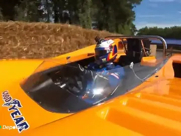 Carlos Sainz Jr. pilota el mítico M8D, el coche en el que se mató Bruce Mclaren Carlos Sainz Jr. pilota el mítico M8D, el coche en el que se mató Bruce Mclaren