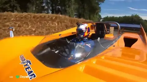 Carlos Sainz Jr. pilota el mítico M8D, el coche en el que se mató Bruce Mclaren Carlos Sainz Jr. pilota el mítico M8D, el coche en el que se mató Bruce Mclaren