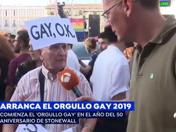 La llamativa respuesta de un 'demógrafo' a un periodista de Espejo Público en el Orgullo Gay de Madrid: "Los gays y las lesbianas perfeccionan el medioambiente al no procrear más gente" La llamativa respuesta de un 'demógrafo' a un periodista de Espejo Público en el Orgullo Gay de Madrid: "Los gays y las lesbianas perfeccionan el medioambiente al no procrear más gente"
