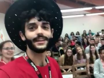 Profesor confesando a sus alumnos que es español