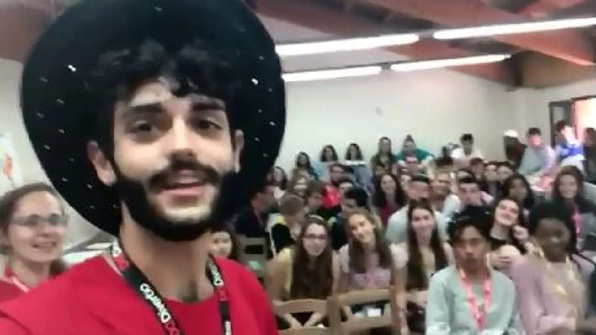 Profesor confesando a sus alumnos que es español Profesor confesando a sus alumnos que es español