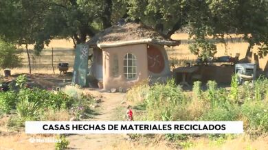 Un joven construye cabañas con materiales obtenidos de la naturaleza