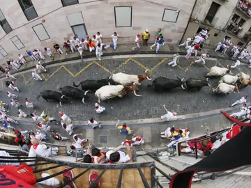 Primer encierro de San Fermín, rápido y emocionante con un herido por asta Primer encierro de San Fermín, rápido y emocionante con un herido por asta