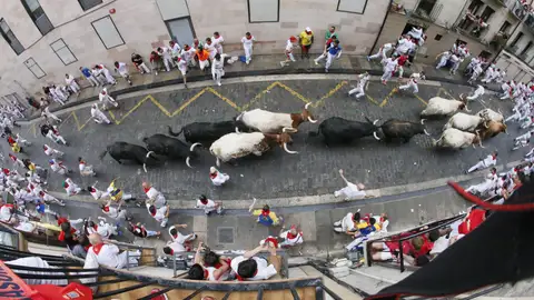 Primer encierro de San Fermín, rápido y emocionante con un herido por asta Primer encierro de San Fermín, rápido y emocionante con un herido por asta