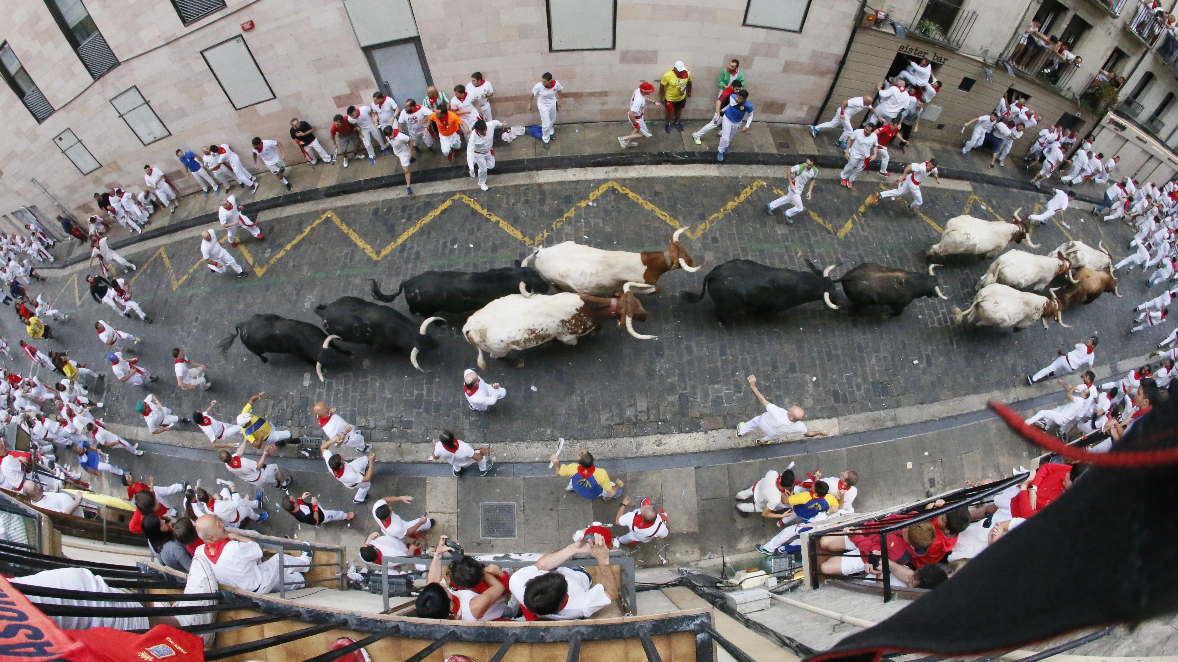 Primer encierro de San Fermín, rápido y emocionante con un herido por asta Primer encierro de San Fermín, rápido y emocionante con un herido por asta