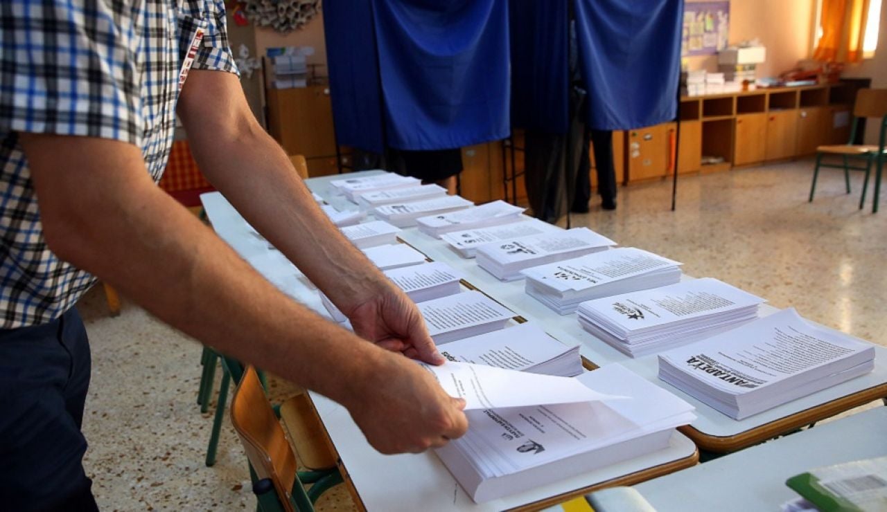 Papeletas de un colegio electoral en las elecciones anticipadas en Grecia Papeletas de un colegio electoral en las elecciones anticipadas en Grecia