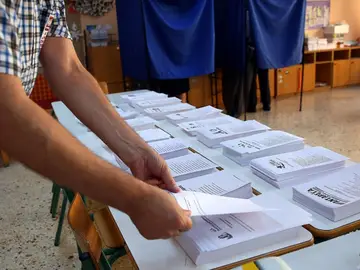 Papeletas de un colegio electoral en las elecciones anticipadas en Grecia Papeletas de un colegio electoral en las elecciones anticipadas en Grecia