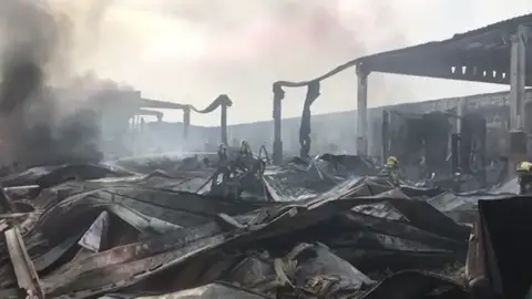 Así de desolador ha quedado Tarragona tras el incendio en la fábrica Así de desolador ha quedado Tarragona tras el incendio en la fábrica