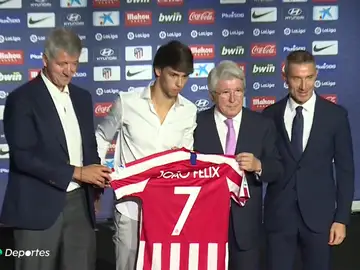 Joao Félix, presentado con el Atlético de Madrid: "¿Cristiano? Yo estoy aquí para hacer mi historia" Joao Félix, presentado con el Atlético de Madrid: "¿Cristiano? Yo estoy aquí para hacer mi historia"