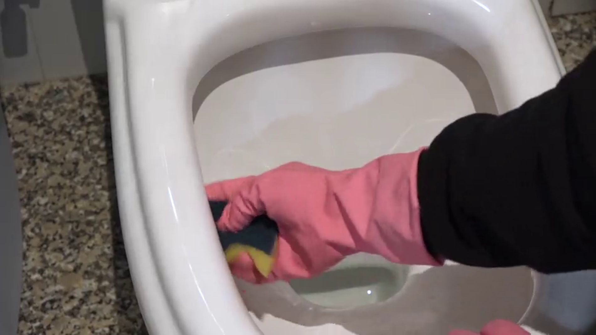 Quita el sarro y la cal del interior de tu inodoro con estos remedios naturales