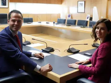 laSexta Noticias 14:00 (08-07-19) PP y Ciudadanos firman un acuerdo de gobierno en la Comunidad de Madrid sin Vox laSexta Noticias 14:00 (08-07-19) PP y Ciudadanos firman un acuerdo de gobierno en la Comunidad de Madrid sin Vox