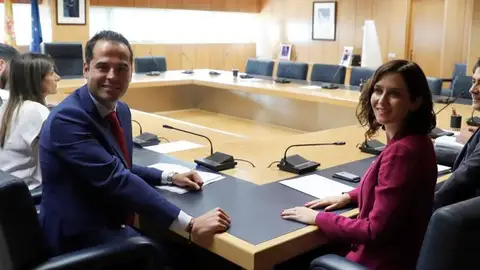 laSexta Noticias 14:00 (08-07-19) PP y Ciudadanos firman un acuerdo de gobierno en la Comunidad de Madrid sin Vox laSexta Noticias 14:00 (08-07-19) PP y Ciudadanos firman un acuerdo de gobierno en la Comunidad de Madrid sin Vox