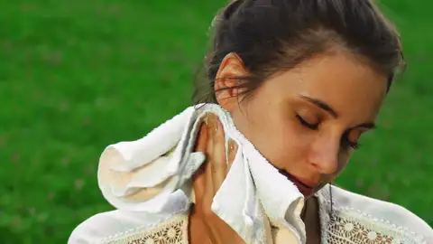Chica secándose Chica secándose
