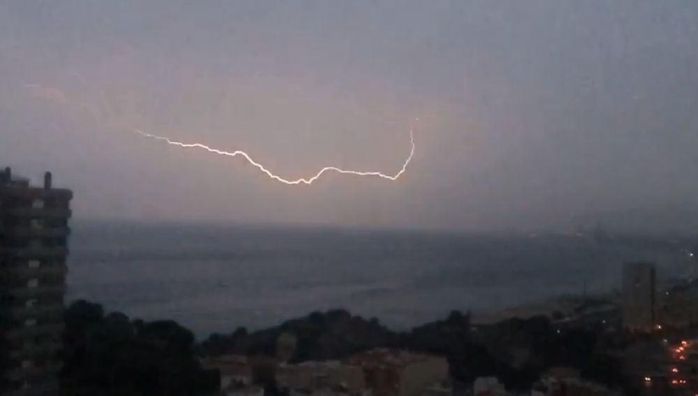 Tormenta eléctrica en la playa de Montgat, Barcelona