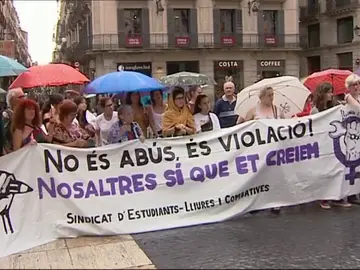 Miles de personas se concentran en apoyo a la víctima de 'La Manada' de Manresa Miles de personas se concentran en apoyo a la víctima de 'La Manada' de Manresa