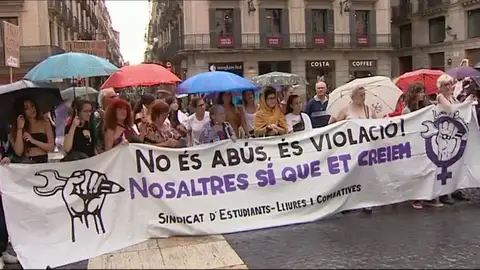Miles de personas se concentran en apoyo a la víctima de 'La Manada' de Manresa Miles de personas se concentran en apoyo a la víctima de 'La Manada' de Manresa