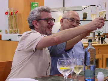 'Los Lobos' brindan por sus 6.689.700€ tras abandonar el plató de '¡Boom!' 'Los Lobos' brindan por sus 6.689.700€ tras abandonar el plató de '¡Boom!'