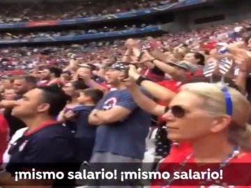 La afición gritando "mismo salario" durante la final del Mundial de fútbol femenino