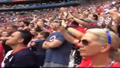 La afición gritando "mismo salario" durante la final del Mundial de fútbol femenino La afición gritando "mismo salario" durante la final del Mundial de fútbol femenino