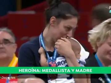 Historia de una heroína: medallista y madre a la vez Historia de una heroína: medallista y madre a la vez