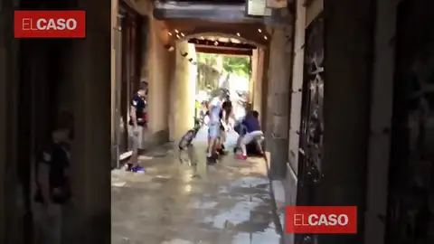Se buscan a seis jóvenes que propinaron una paliza a una pareja de japoneses en Barcelona Se buscan a seis jóvenes que propinaron una paliza a una pareja de japoneses en Barcelona
