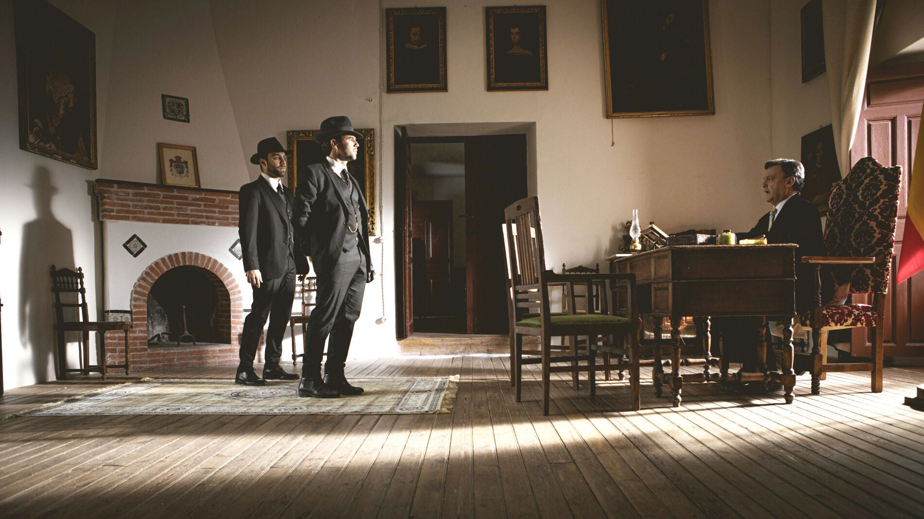 ‘El secreto de Puente Viejo’:   Esteban apunta con la pistola a Fernando