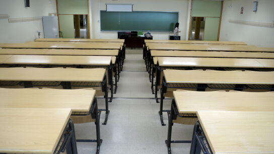 Una aula vac&iacute;a en una Universidad.