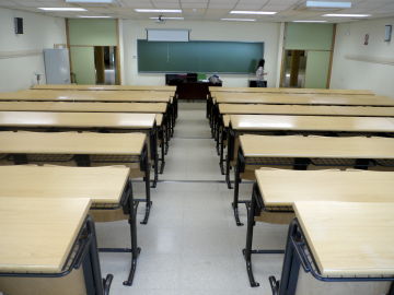 Aula vacía en una universidad