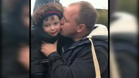 Disney impide a un padre poner la imagen de Spiderman en la tumba de su hijo Disney impide a un padre poner la imagen de Spiderman en la tumba de su hijo