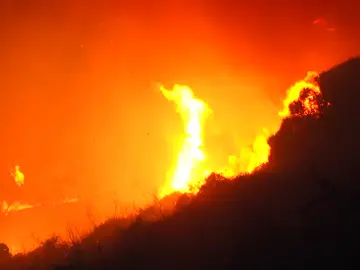 Ceuta pide medios aéreos para intentar controlar el incendio forestal Ceuta pide medios aéreos para intentar controlar el incendio forestal