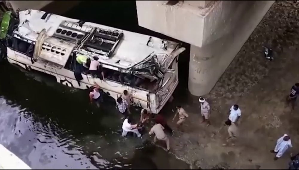 29 muertos y 23 heridos tras caer un autobús a un canal en la India