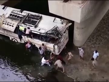 29 muertos y 23 heridos tras caer un autobús a un canal en la India