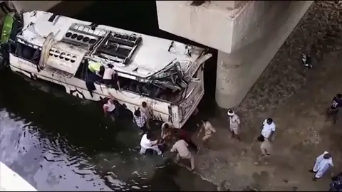 29 muertos y 23 heridos tras caer un autobús a un canal en la India 29 muertos y 23 heridos tras caer un autobús a un canal en la India