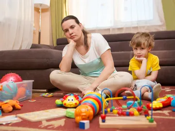 Madre y niño aburridos Madre y niño aburridos