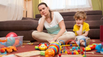 Madre y niño aburridos