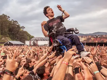 Momento en el que el joven es aupado por los asistentes del Resurrection Fest Momento en el que el joven es aupado por los asistentes del Resurrection Fest