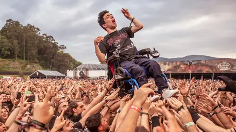 Momento en el que el joven es aupado por los asistentes del Resurrection Fest Momento en el que el joven es aupado por los asistentes del Resurrection Fest