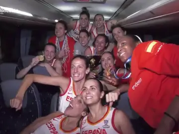 Así ha sido la celebración por todo lo alto de la Selección Española al grito de 'campeonas, campeonas' Así ha sido la celebración por todo lo alto de la Selección Española al grito de 'campeonas, campeonas'