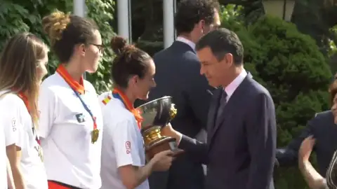 Las campeonas de Europa de baloncesto recibidas por Pedro Sánchez Las campeonas de Europa de baloncesto recibidas por Pedro Sánchez